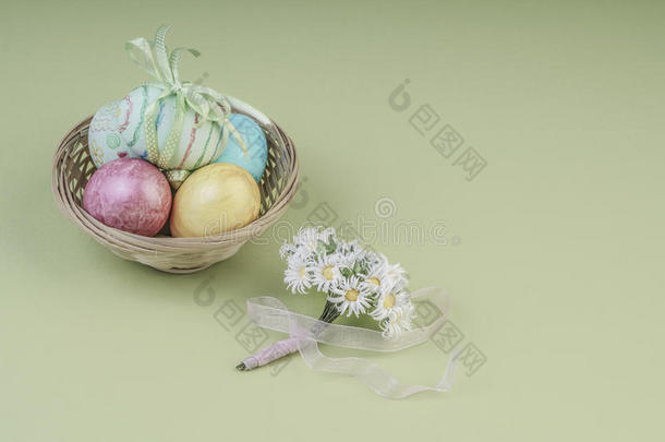 五颜六色的复活节彩蛋放在绿色的篮子里