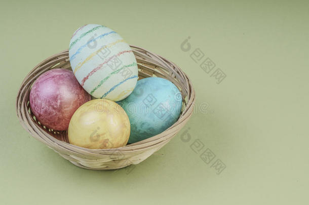 五颜六色的复活节彩蛋放在绿色的篮子里