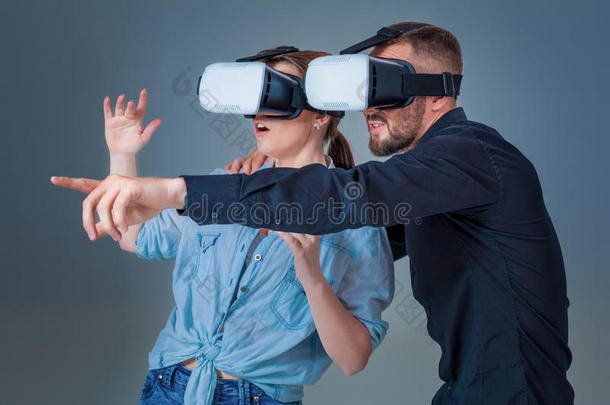 兴奋的年轻人和女人<strong>玩VR</strong>眼镜
