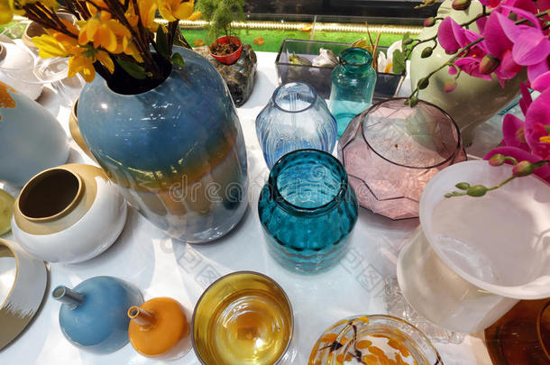 玻璃和陶瓷花瓶