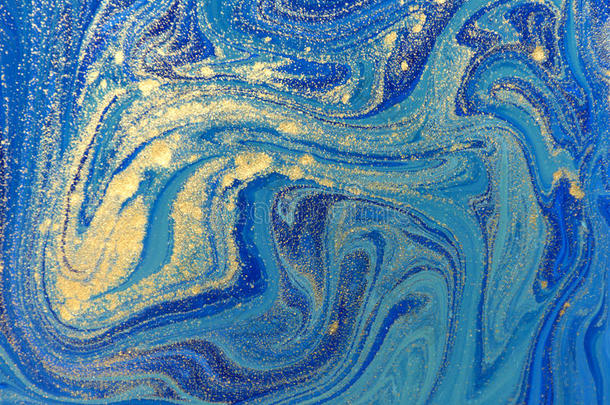 蓝色和金色液体质地。 <strong>手绘</strong>大理石<strong>花纹</strong>背景。 墨水大理石抽象图案