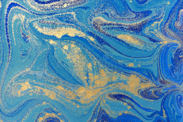 蓝色和<strong>金色</strong>液体质地。 手绘大理石<strong>花纹背景</strong>。 墨水大理石抽象图案