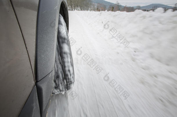 在一条滑的<strong>雪路</strong>上有冬天轮胎的汽车