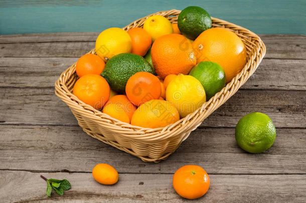 木制桌子上篮子里的新鲜成熟柑橘类水果