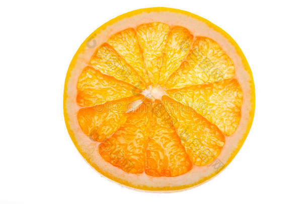 新鲜的橙色水果片在白色