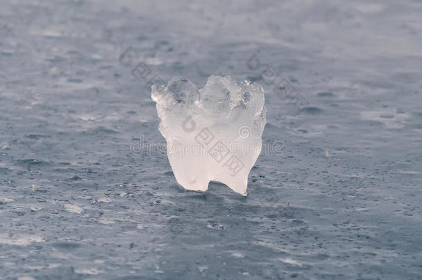 浮在冰上看起来像一颗牙齿