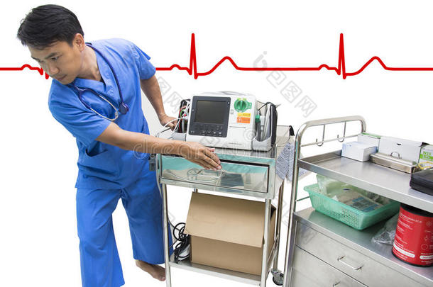 医生移动除颤器和AEDEKG或心电图监视器