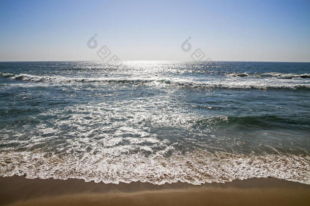 蓝天和阳光反射大海和海浪