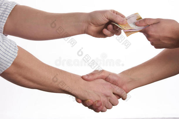 双手给钱。 握手隔离在白色背景上