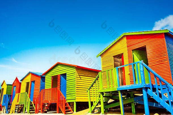 圣詹姆斯海滩上五颜六色的海滩小屋