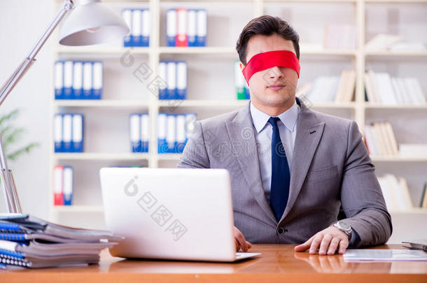 失明的眼罩蒙着眼睛商业商人