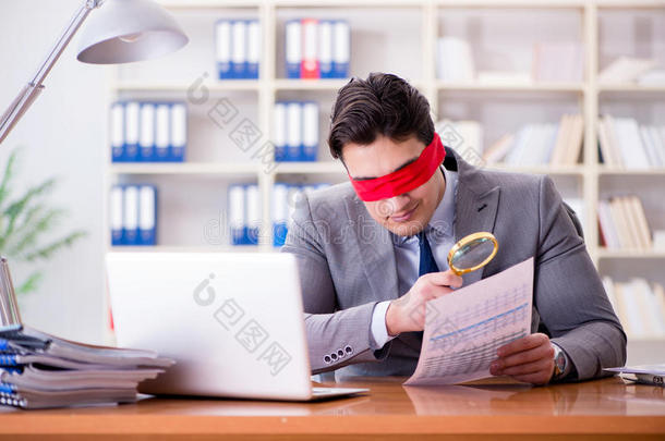 审计失明的眼罩蒙着眼睛商业