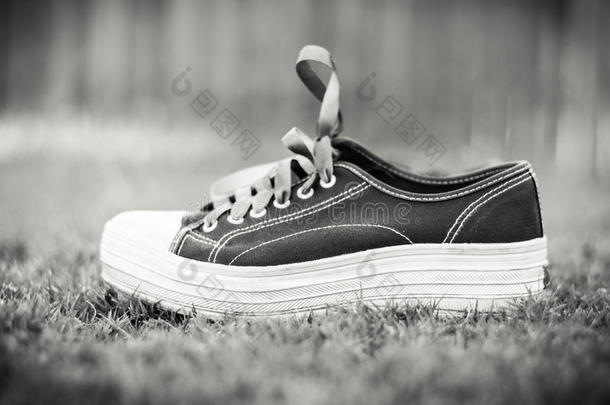 黑白运动鞋