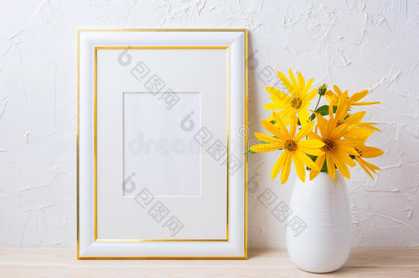 金色装饰框架模型与黄色松香草花