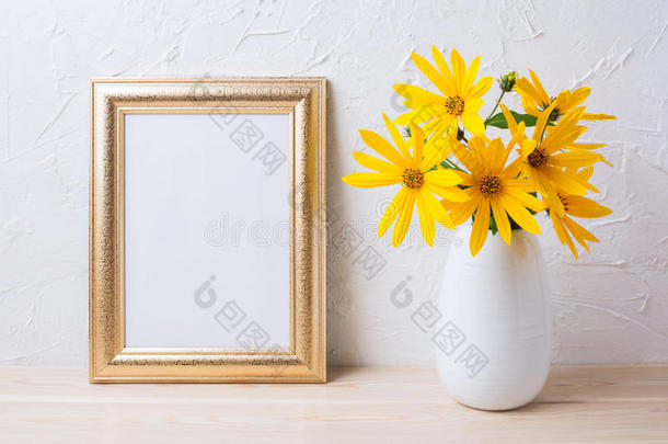 金色框架模型与黄色松香草花在花瓶