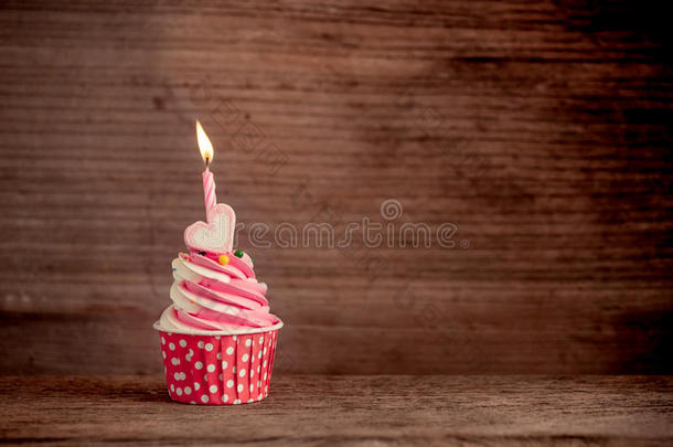 生日纸杯蛋糕，甜心形状的棉花糖