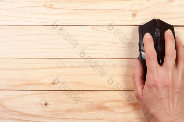 黑色电脑<strong>鼠标</strong>与一只手在一个轻木背景与复制空间为您的文本。 上面的风景