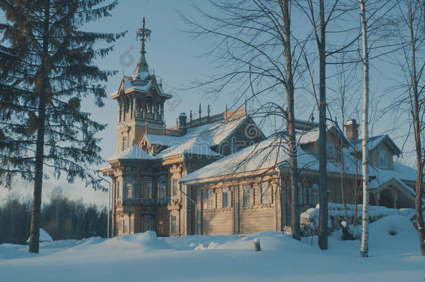 美丽的传统白雪覆盖的俄罗斯小屋-森林中的特里姆。