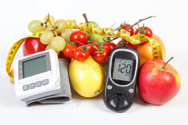 血糖仪，血压监测仪，水果蔬菜和厘米，健康的生活方式