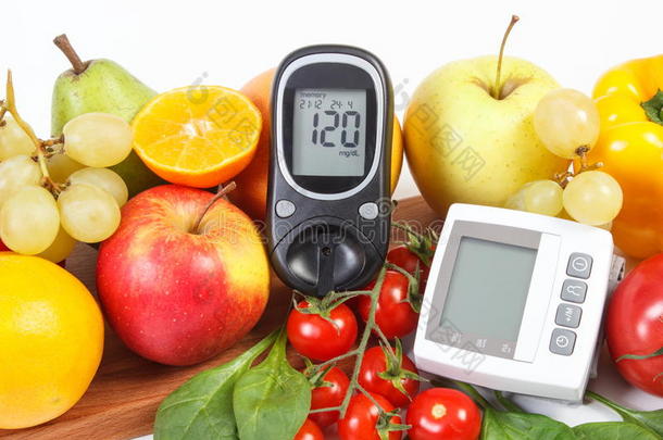 血糖仪，血压监测仪和水果蔬菜，健康的生活方式