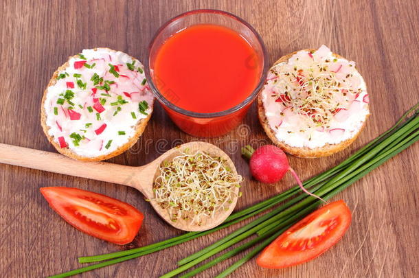 新鲜三明治，奶酪和蔬菜，番茄汁，健康营养