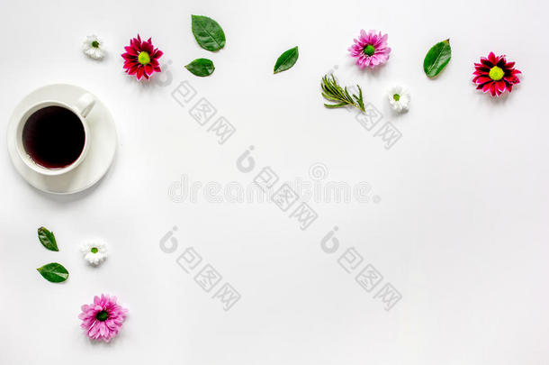 杯美式和花在白色桌面视图模型