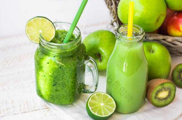 绿色水果和草药汁瓶，蔬菜冰沙罐杯，户外，<strong>夏季春季</strong>阳光斑点