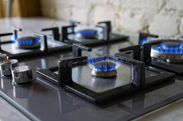 用燃烧的气体环烹饪。 带蓝色火焰的煤气灶。 彩色照片
