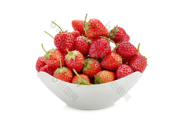 新鲜成熟的草莓在<strong>白</strong>色背景的<strong>小白</strong>碗里。