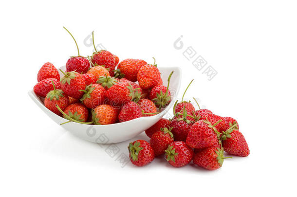 新鲜成熟的草莓在白色背景的小白碗里。