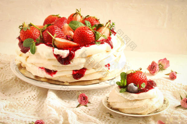 新鲜草莓巴甫洛娃蛋糕