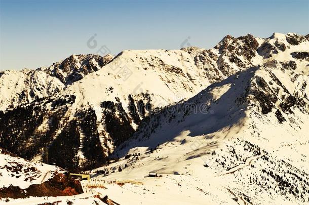 阿尔卑斯山海拔高度提升美丽的雪橇