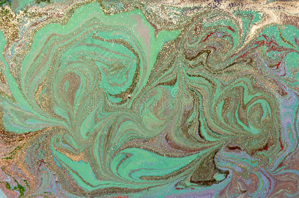 绿色和<strong>金色</strong>的液体质地。 手绘大理石<strong>花纹背景</strong>。 墨水大理石抽象图案