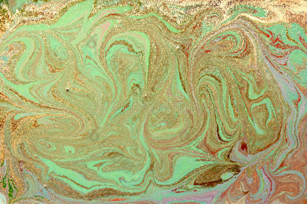 绿色和金色的液体质地。 手绘大理石花纹背景。 墨水大理石抽象图案