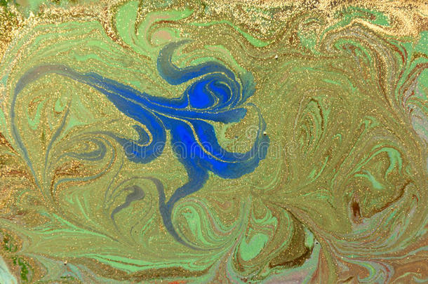 绿色，蓝色和金色的液体质地。 手绘大理石花纹背景。 墨水大理石抽象图案