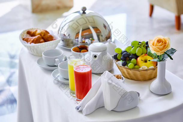 豪华酒店为两人提供美味的早餐。