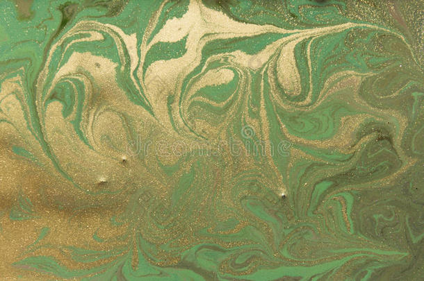绿色和金色的液体质地。 手绘<strong>大理石花纹背景</strong>。 墨水<strong>大理石</strong>抽象图案