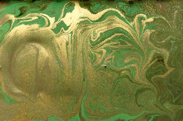 绿色和金色的液体质地。 手绘大理石<strong>花纹背景</strong>。 墨水大理石抽象图案