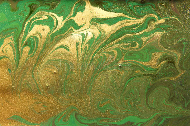 绿色和金色的液体质地。 手绘大理石花纹背景。 墨水大理石抽象图案