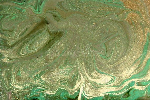绿色和<strong>金色</strong>的液体质地。 手绘大理石<strong>花纹背景</strong>。 墨水大理石抽象图案
