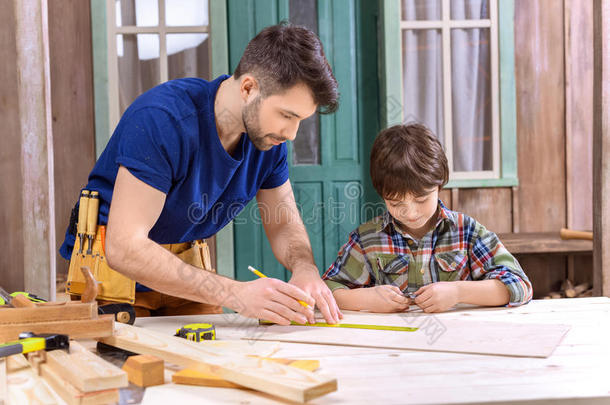 父亲教儿子如何采取木板措施