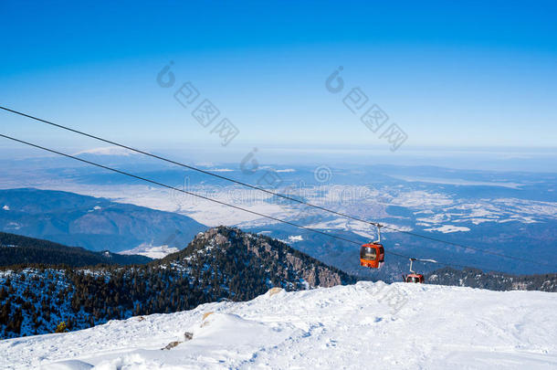 冬季山地度假胜地滑雪缆车小屋