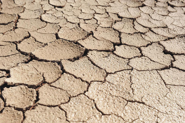荒漠化、气候变化、干旱和开裂的地球