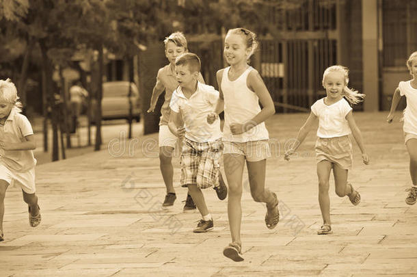 一群孩子在城市街道户外跑步