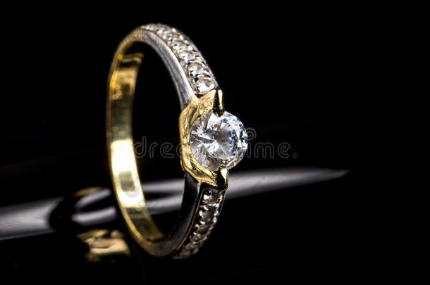黄色和白色金色的订婚戒指和闪闪发光的钻石
