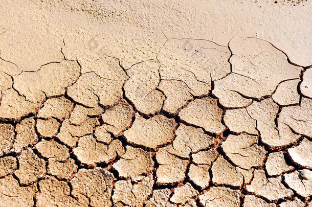荒漠化、气候变化、干旱和开裂的地球