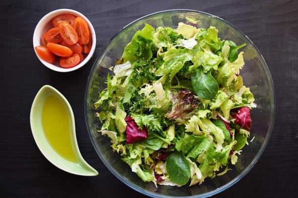 新鲜蔬菜沙拉，健康食品，西红柿和沙拉叶。 健康鸡肉沙拉和新鲜蔬菜