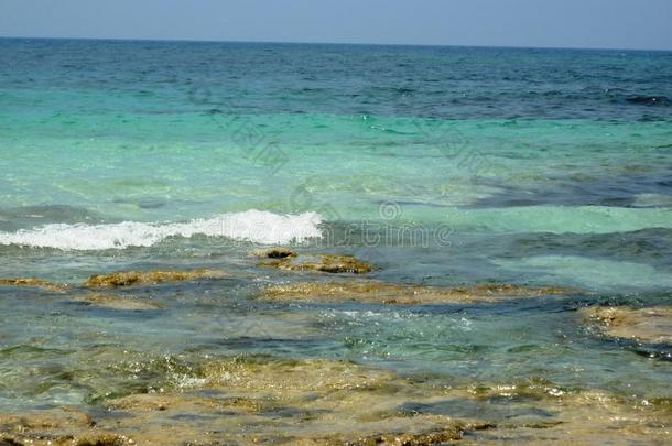 海滩度假背景。蓝海边的沙滩。海边的金色沙滩。海浪突如其来