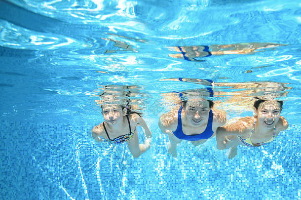 家庭在水下<strong>游泳</strong>池<strong>游泳</strong>，快乐活跃的母亲和孩子们在假期和孩子们一起玩，<strong>健身</strong>和运动