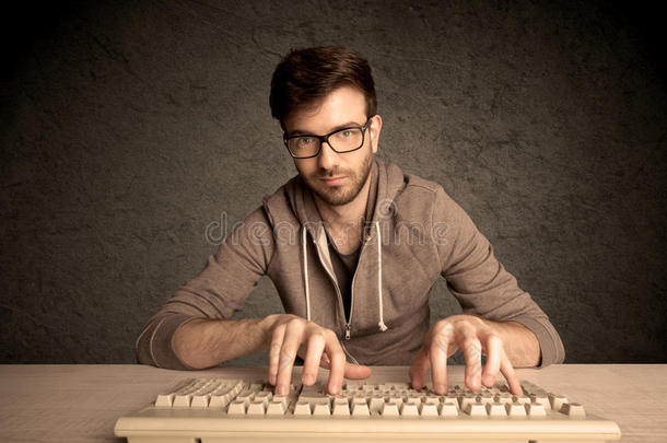 电脑极客在键盘上打字